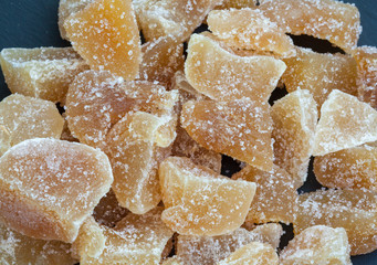 Gingembre confit en vrac  sur fond d'ardoise
