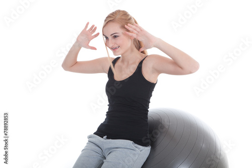 "Junge Frau macht Bauchübung auf Gymnastikball" Stockfotos