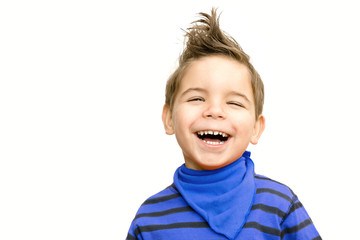 Fototapeta premium Lachender Junge im blauen Shirt