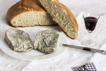 Queso Cabrales, pan casero y vino tinto