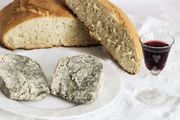 Queso Cabrales, pan casero y vino tinto