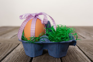 Frühsstücksei als Geschenk verpackt in einem Eierkarton