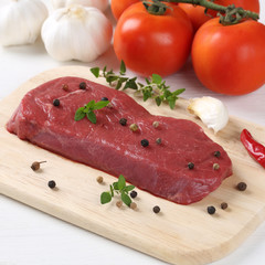 Rohes Rindfleisch Fleisch auf Küchenbrett