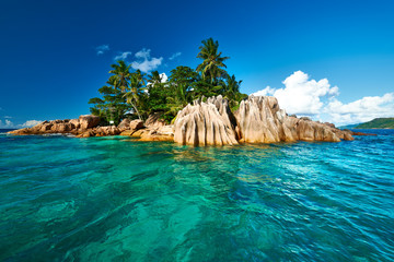 Naklejka premium Piękna tropikalna wyspa