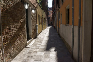 Fototapeta na wymiar Small alleyway in Venice
