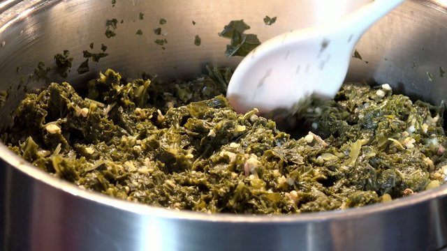 Gr&uuml;nkohl im Topf umr&uuml;hren beim kochen