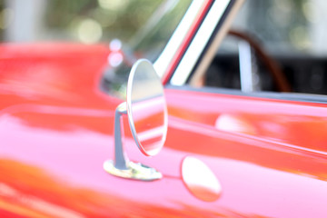 Oldtimer rotes Coupe - Spiegel