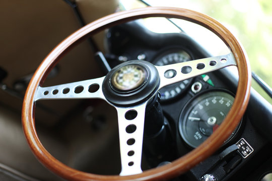 Oldtimer rotes Coupe - Interior