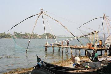 Fototapeta premium Fishermen operate a Chinese fishing net