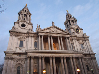 Fototapeta na wymiar Façade ouest de la Cathédrale Saint-Paul, Londres