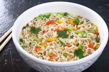 cibo asiatico zuppa spaghetti e verdure