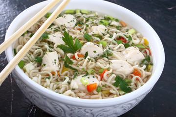 cibo asiatico zuppa con pasta e pollo 