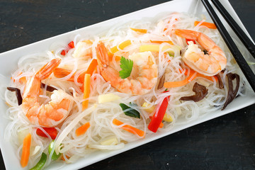 spaghetti di riso con gamberi e verdure 