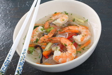 cibo asiatico zuppa con gamberi