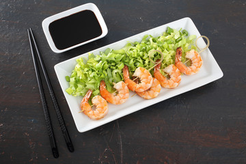 sushi gamberi con insalata verde sfondo grigio
