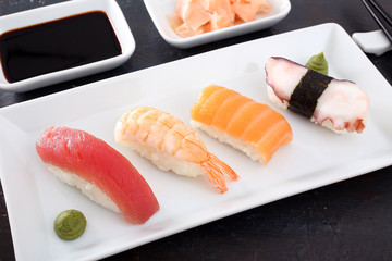 sushi assortito sfondo grigio