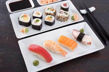 sushi makis assortito sfondo grigio