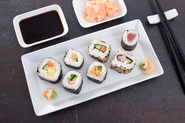 sushi makis assortito sfondo grigio