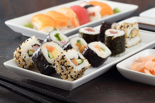 sushi makis assortito sfondo grigio