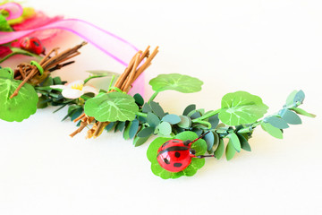 Frühlingsdekoration / Blumenranke mit Marienkäfer