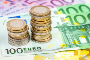 Euromünzen und Geldscheine