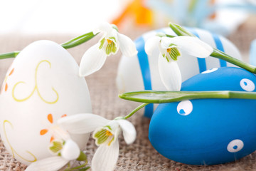 Ostereier und Schneeglöckchen