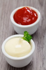 Mayonnaise und Ketchup
