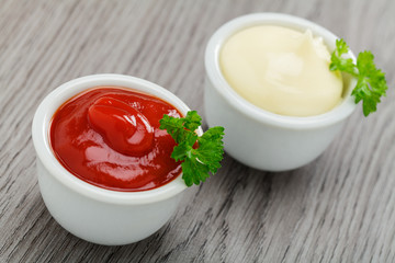 Mayonnaise und Ketchup