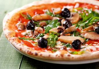 Photo sur Plexiglas Pizzeria pizza à la roquette et aux champignons