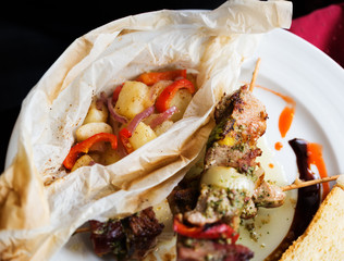 Grilled meat skewers with vegetables