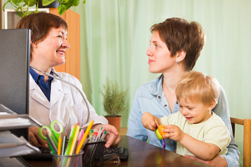 Obraz premium Doctor examining baby