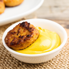 Minifrikadelle mit Senf - Meatball with mustard