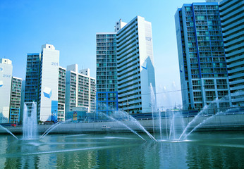 Obraz premium 한국의 아파트와 분수