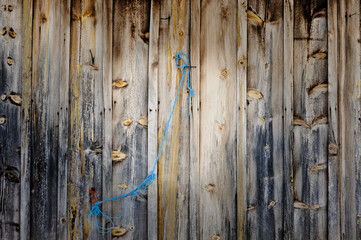 Blaue Schnur an der Holzwand