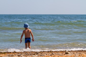 The child on the sea coast