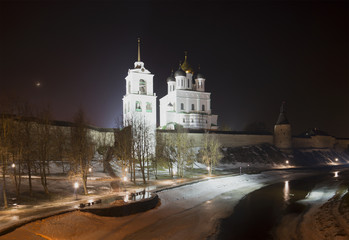 Fototapeta premium Троицкий собор и колокольня февральской ночью. Псковский кремль
