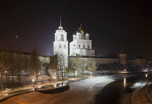Троицкий собор и колокольня февральской ночью. Псковский кремль