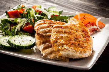 Grilled chicken fillet and vegetables