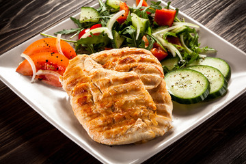 Grilled chicken fillet and vegetables