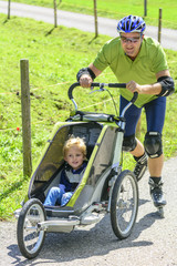 Fototapeta na wymiar Ausdauersport mit Kinderwagen