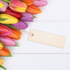 Tulpen Blumen im Frühling oder Muttertag mit leerer Karte auf H