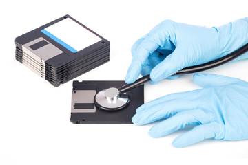 Hand mit einem Stethoskop auf Diskette