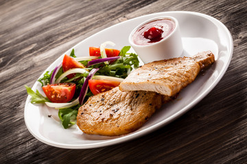 Grilled steak and vegetable salad