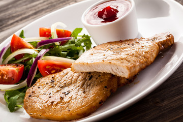 Grilled steak and vegetable salad