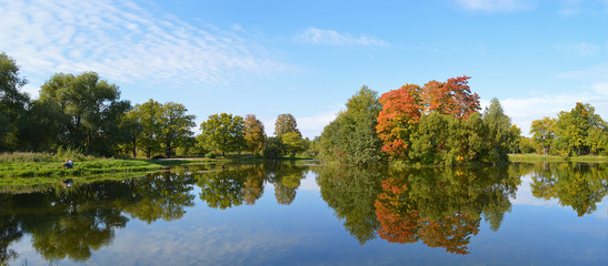 Осенний пейзаж с прудом в Луговом парке.Петергоф.