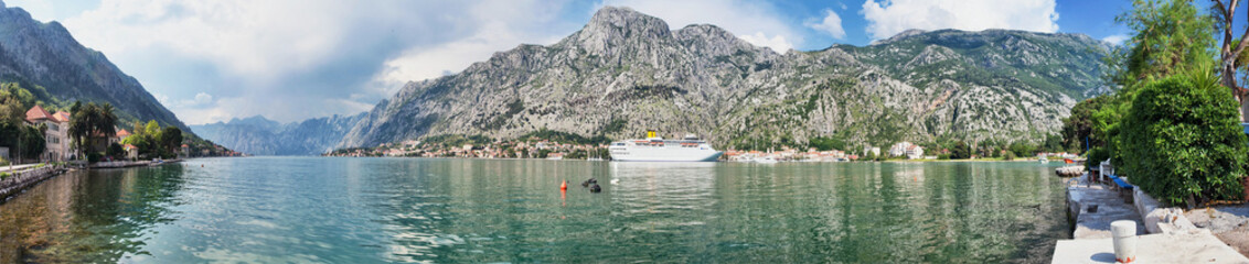 Obraz premium Ładny widok na góry i morze