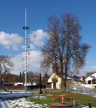 Kapelle und Zunftbaum in Neuzell