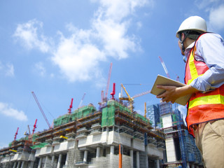 Construction worker using tablet - obrazy, fototapety, plakaty
