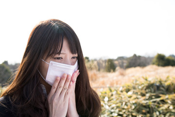 花粉症の女性