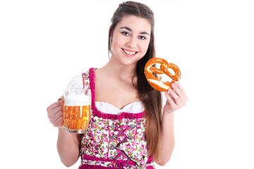 Frau im Dirndl mit Breze und Bier lächelt Porträt